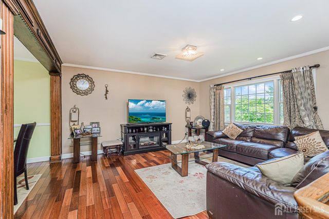 23 Dunbar Avenue, Piscataway, NJ 08854