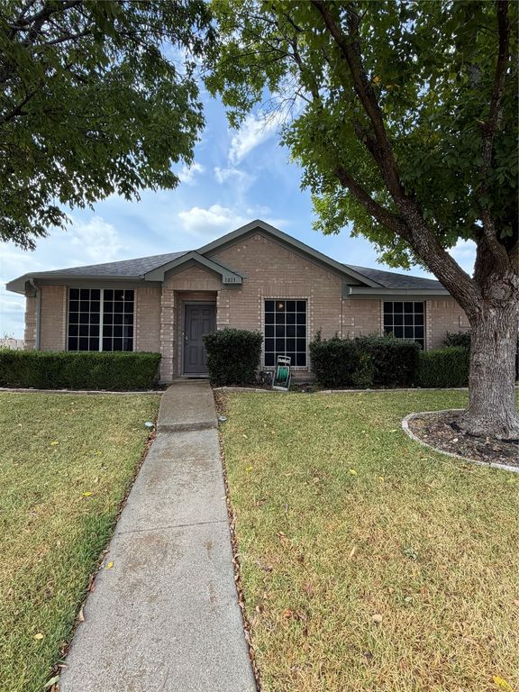 1013 Wentwood Drive, Desoto, TX 75115 — exterior