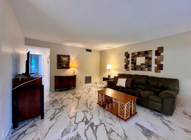 14 Bedford A, West Palm Beach, FL 33417