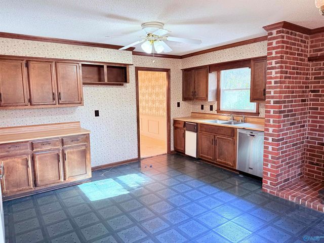 1975 Pine Lake Drive, Arab, AL 35016