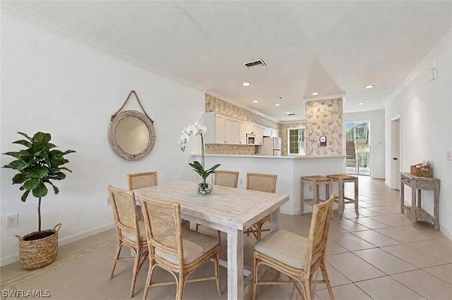 4834 Hampshire CT 206, Naples, FL 34112