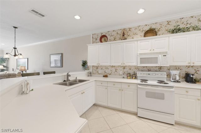 4834 Hampshire CT 206, Naples, FL 34112