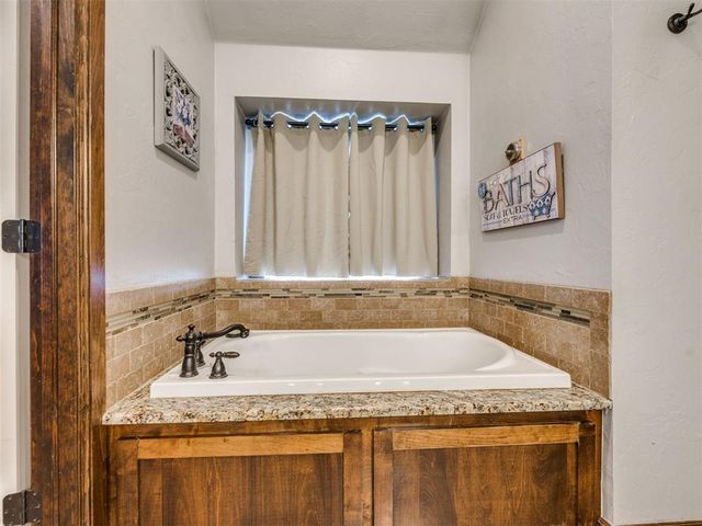712 Kearny Lane, Yukon, OK 73099