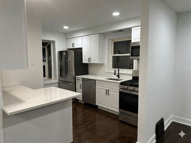 10055 S Oglesby Avenue, Chicago, IL 60617