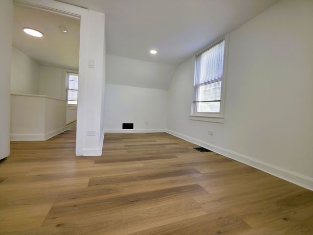 10055 S Oglesby Avenue, Chicago, IL 60617