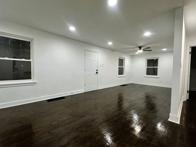10055 S Oglesby Avenue, Chicago, IL 60617