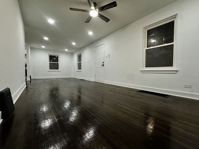 10055 S Oglesby Avenue, Chicago, IL 60617