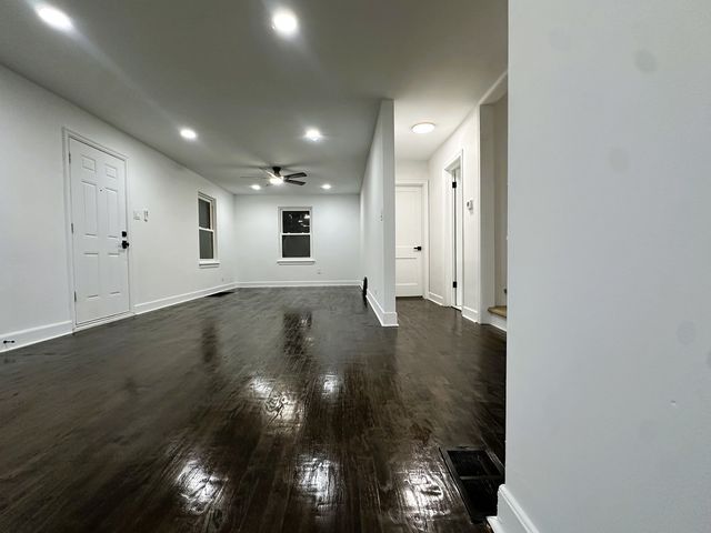 10055 S Oglesby Avenue, Chicago, IL 60617