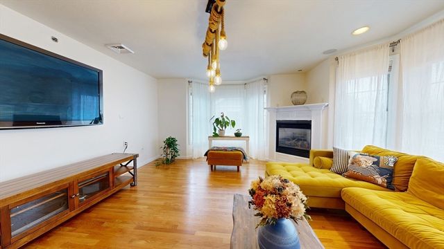 10 Saco St 6, Boston, MA 02122