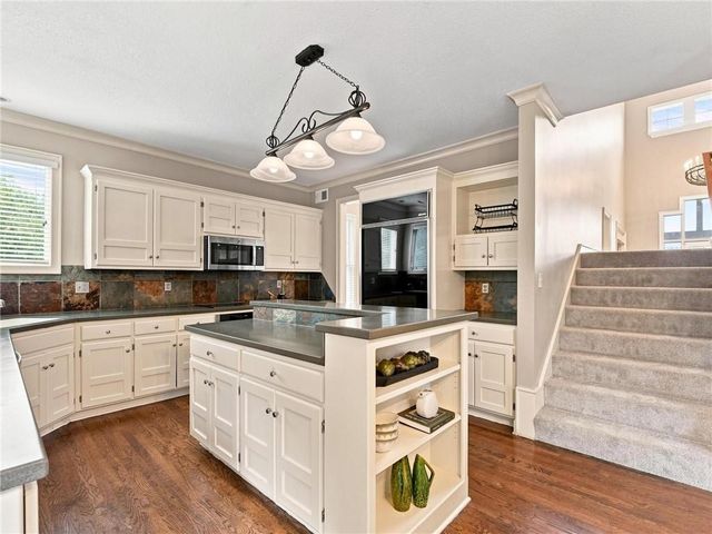 5415 W 161st Terrace, Overland Park, KS 66085