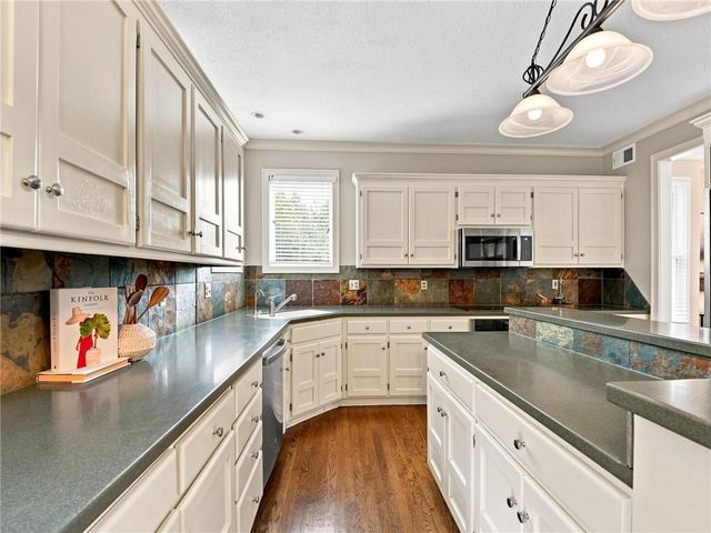 5415 W 161st Terrace, Overland Park, KS 66085