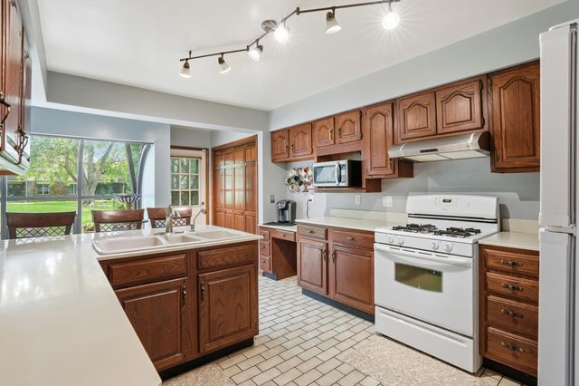 2023 Dorchester Lane 1, Schererville, IN 46375