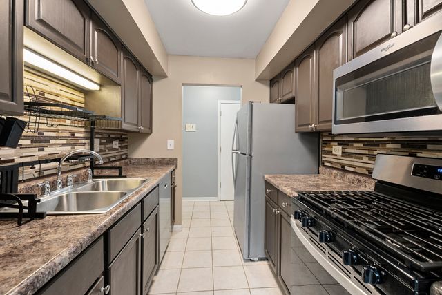 2214 Country Club Drive 2, Woodridge, IL 60517