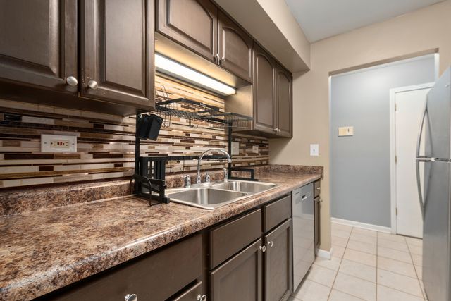 2214 Country Club Drive 2, Woodridge, IL 60517