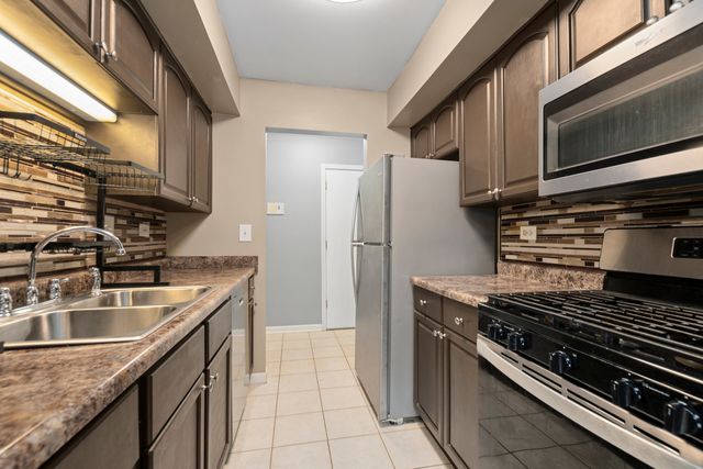 2214 Country Club Drive 2, Woodridge, IL 60517