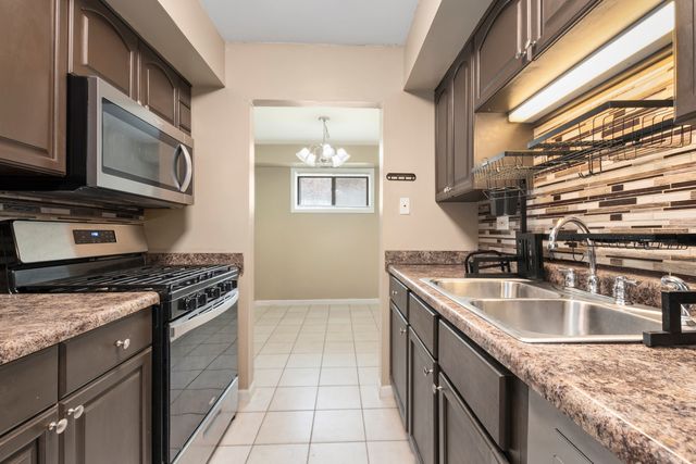 2214 Country Club Drive 2, Woodridge, IL 60517