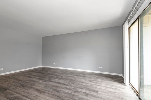 2214 Country Club Drive 2, Woodridge, IL 60517