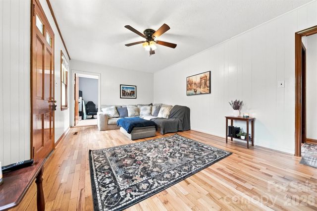 512 Garrou Avenue SE, Valdese, NC 28690