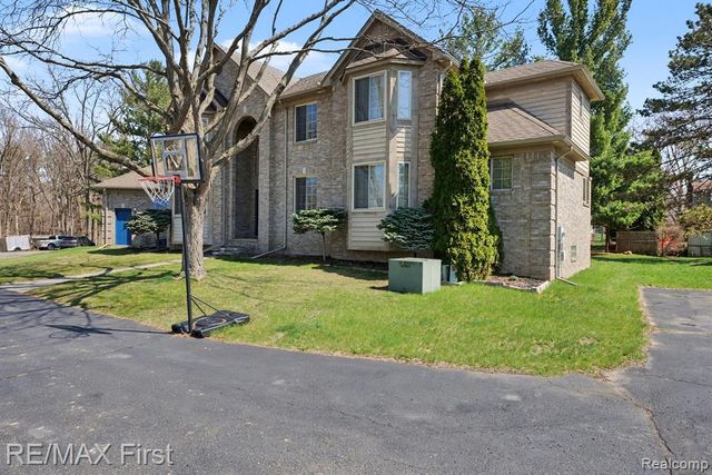 20400 Robinway Drive, Macomb, MI 48036