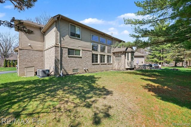 20400 Robinway Drive, Macomb, MI 48036