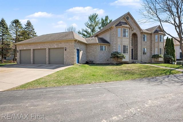 20400 Robinway Drive, Macomb, MI 48036