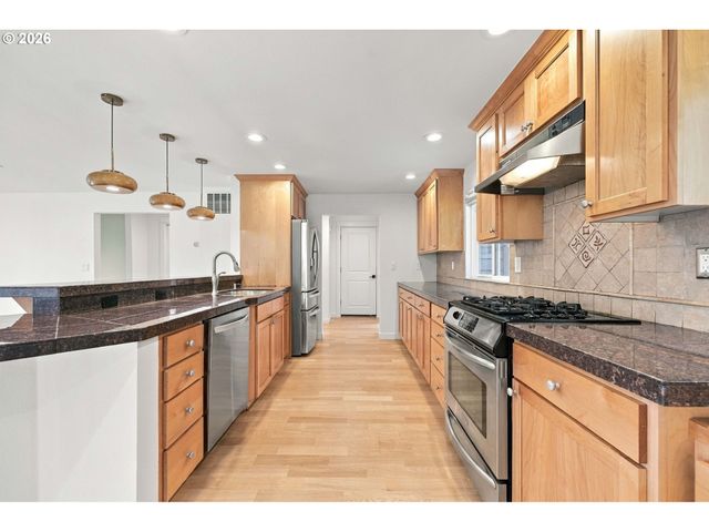 18428 STEAMBOAT Way, West Linn, OR 97068