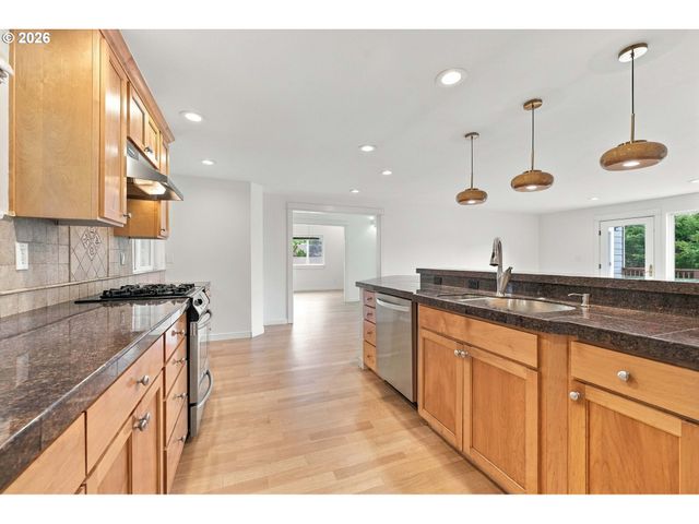 18428 STEAMBOAT Way, West Linn, OR 97068