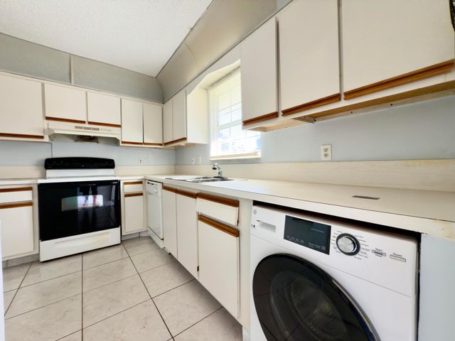 170 Amherst Lane, Lake Worth, FL 33467