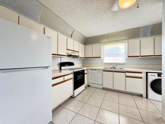 170 Amherst Lane, Lake Worth, FL 33467