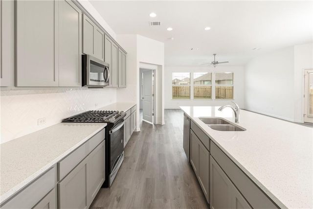220 Tanda LN, Hutto, TX 78634
