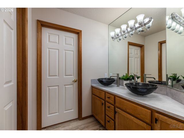 114 MADRONA Ct, St Helens, OR 97051