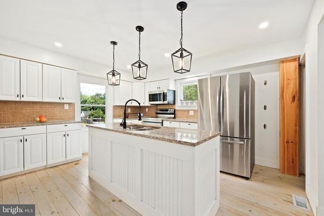 411 E A ST, Purcellville, VA 20132