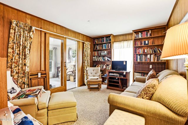3304 Pineneedle Ln, Louisville, KY 40241