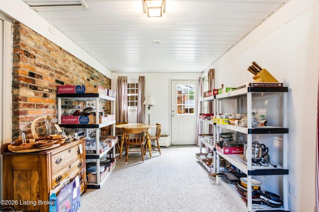 3304 Pineneedle Ln, Louisville, KY 40241