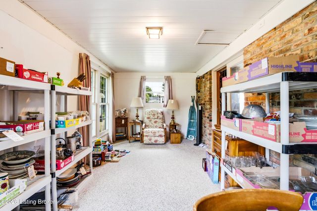 3304 Pineneedle Ln, Louisville, KY 40241