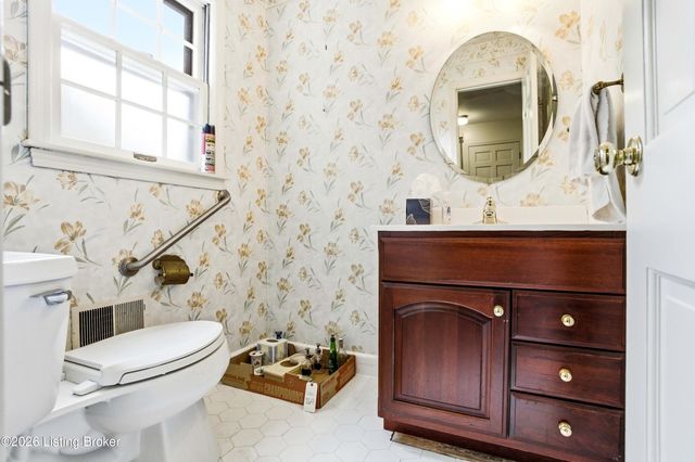 3304 Pineneedle Ln, Louisville, KY 40241