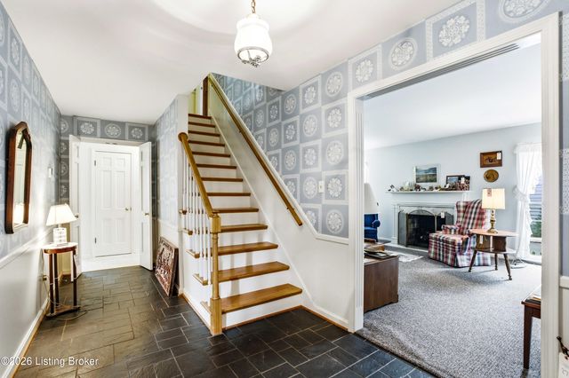 3304 Pineneedle Ln, Louisville, KY 40241