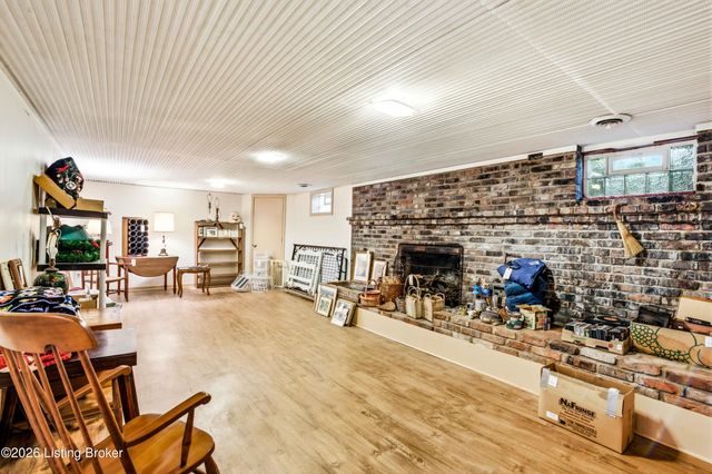 3304 Pineneedle Ln, Louisville, KY 40241