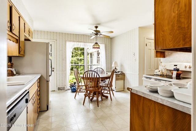 3304 Pineneedle Ln, Louisville, KY 40241