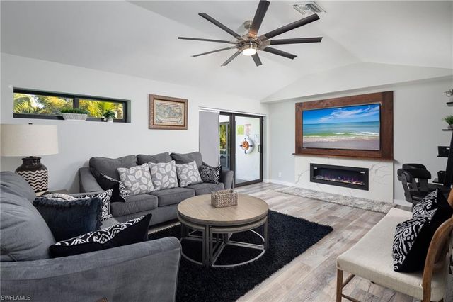 161 Mahogany DR, Naples, FL 34108