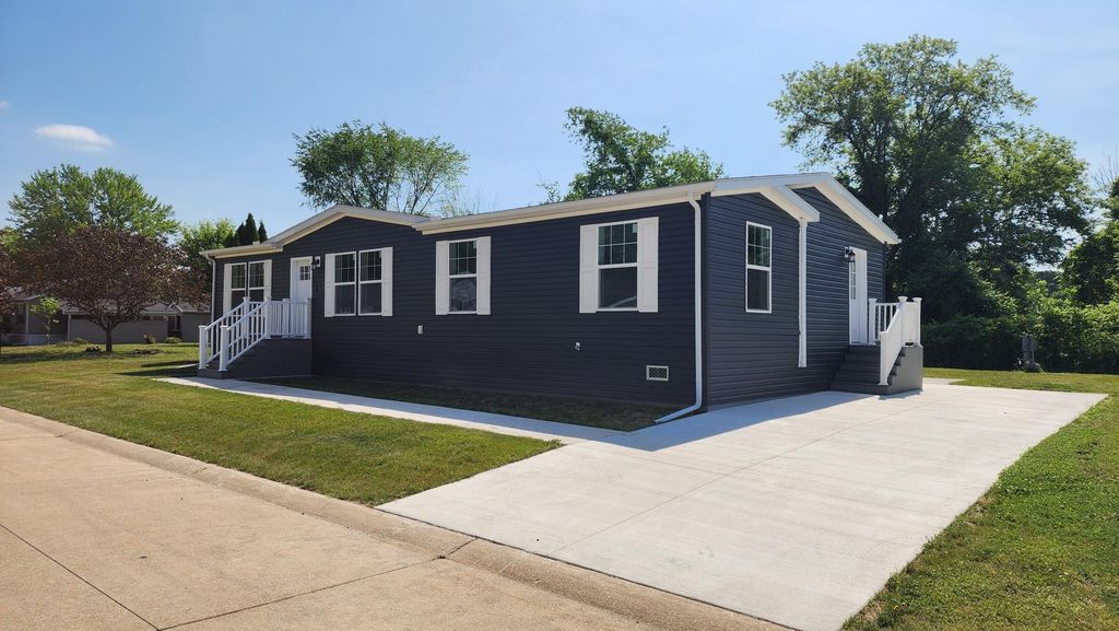 1176 Maple Leaf Court, Charlotte, MI 48813