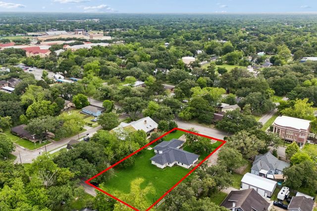 711 W Sidnor Street, Alvin, TX 77511