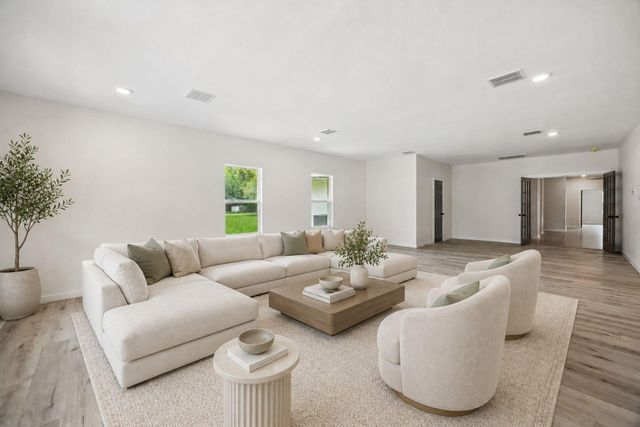 711 W Sidnor Street, Alvin, TX 77511