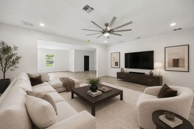 711 W Sidnor Street, Alvin, TX 77511