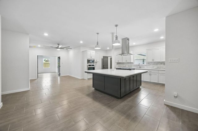 711 W Sidnor Street, Alvin, TX 77511