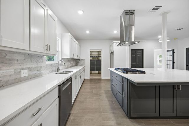711 W Sidnor Street, Alvin, TX 77511
