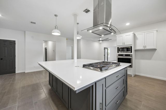 711 W Sidnor Street, Alvin, TX 77511