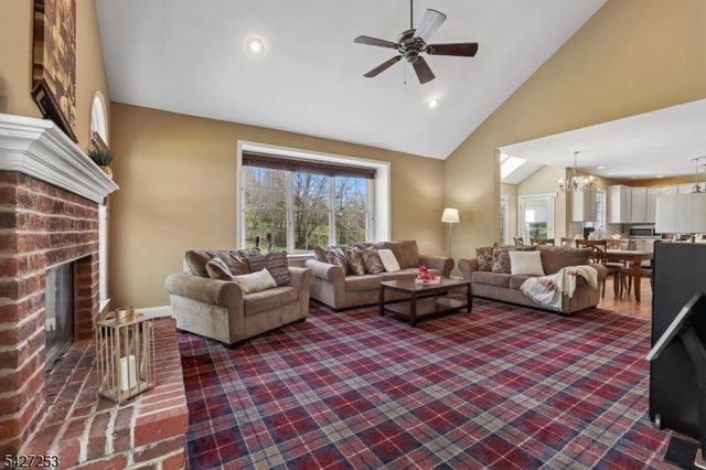 5 Hidden Valley Way, Franklin Twp., NJ 08802