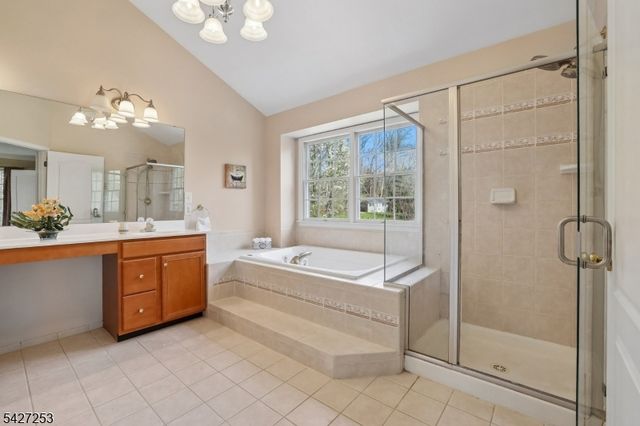 5 Hidden Valley Way, Franklin Twp., NJ 08802