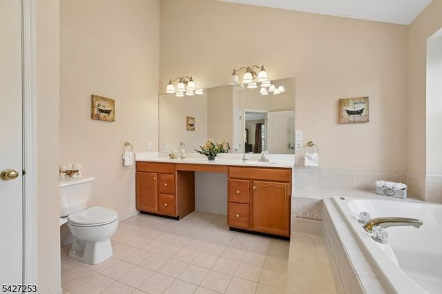 5 Hidden Valley Way, Franklin Twp., NJ 08802